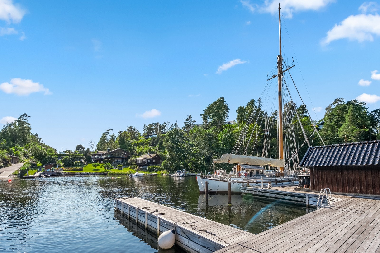Strandparsellen ligger i Grønsund ca. 100 meters gange fra boligen. Her her du båtplass som er utmerket på varme sommedager Galleribilde
