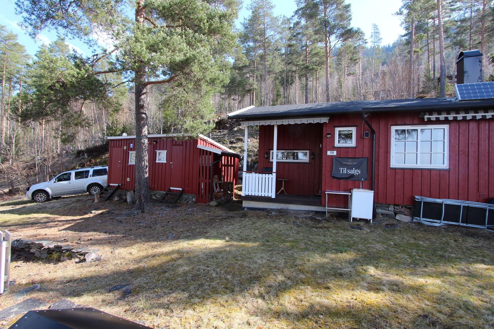 Eier kjører bilen helt til hyttedøra. Galleribilde