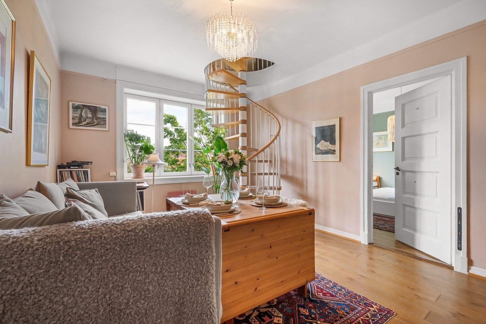 Det er godt med plass til både sittegruppe, spisebord og øvrige møbler. Galleribilde