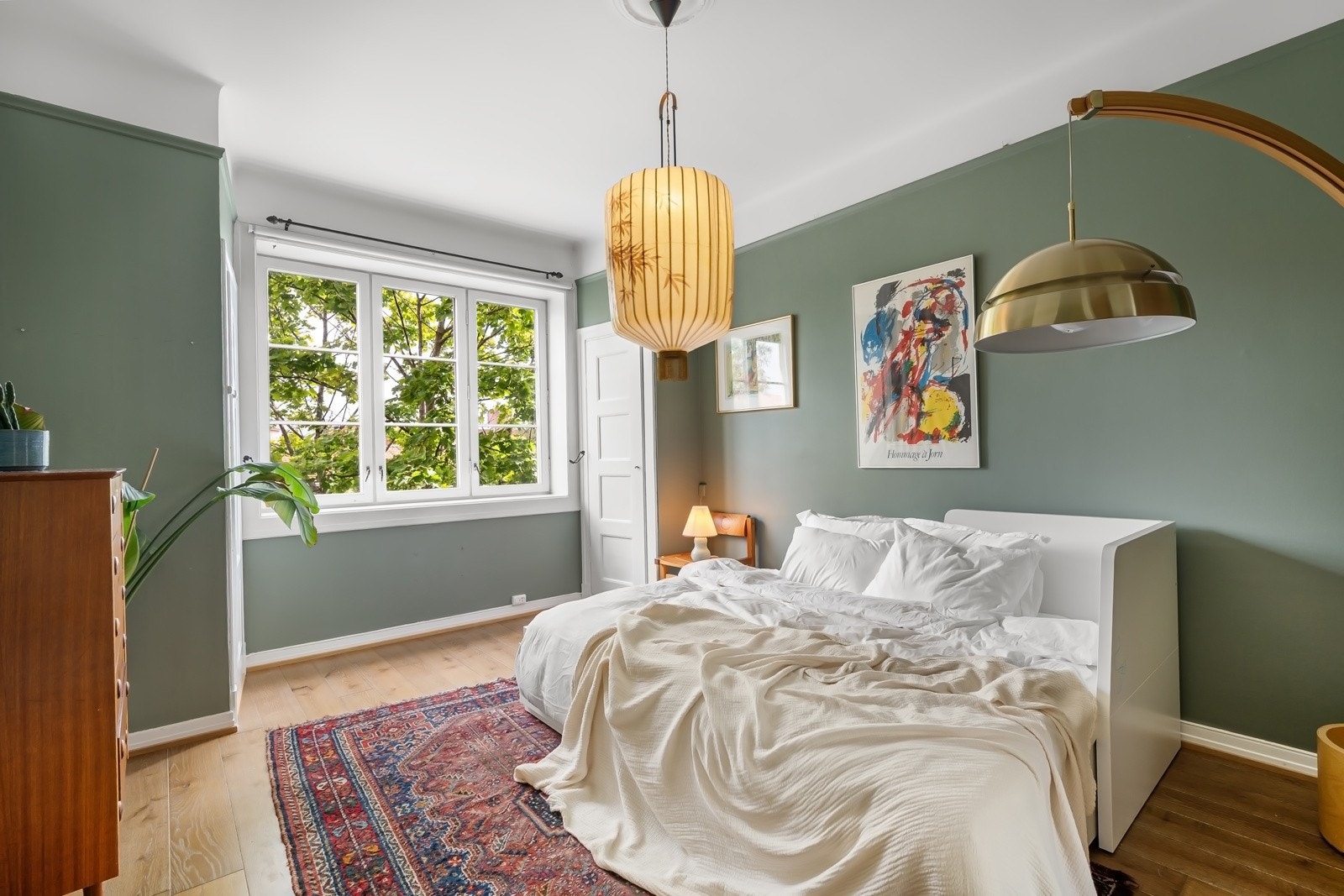 Soverommet på hovedplan har god plass til dobbeltseng med nattbord, garderobe og annet møblement. Galleribilde