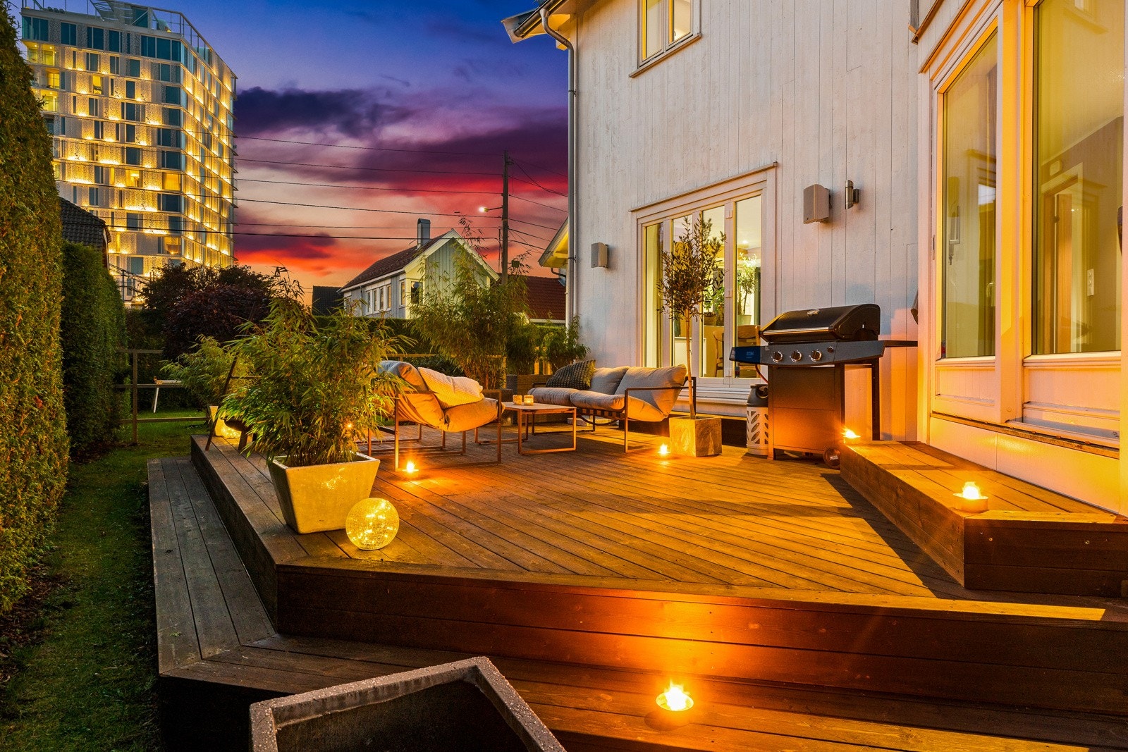 Solrik og romslig terrasse med god plass til både spisegruppe og loungemøbler Galleribilde