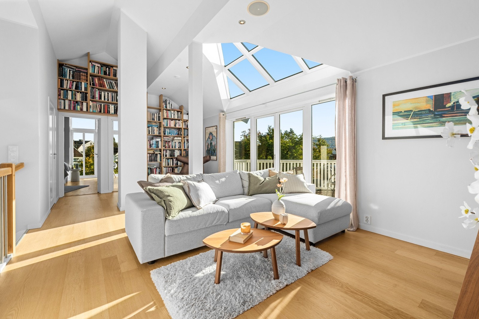 Lys og trivelig loftstue med store vinduer. Galleribilde