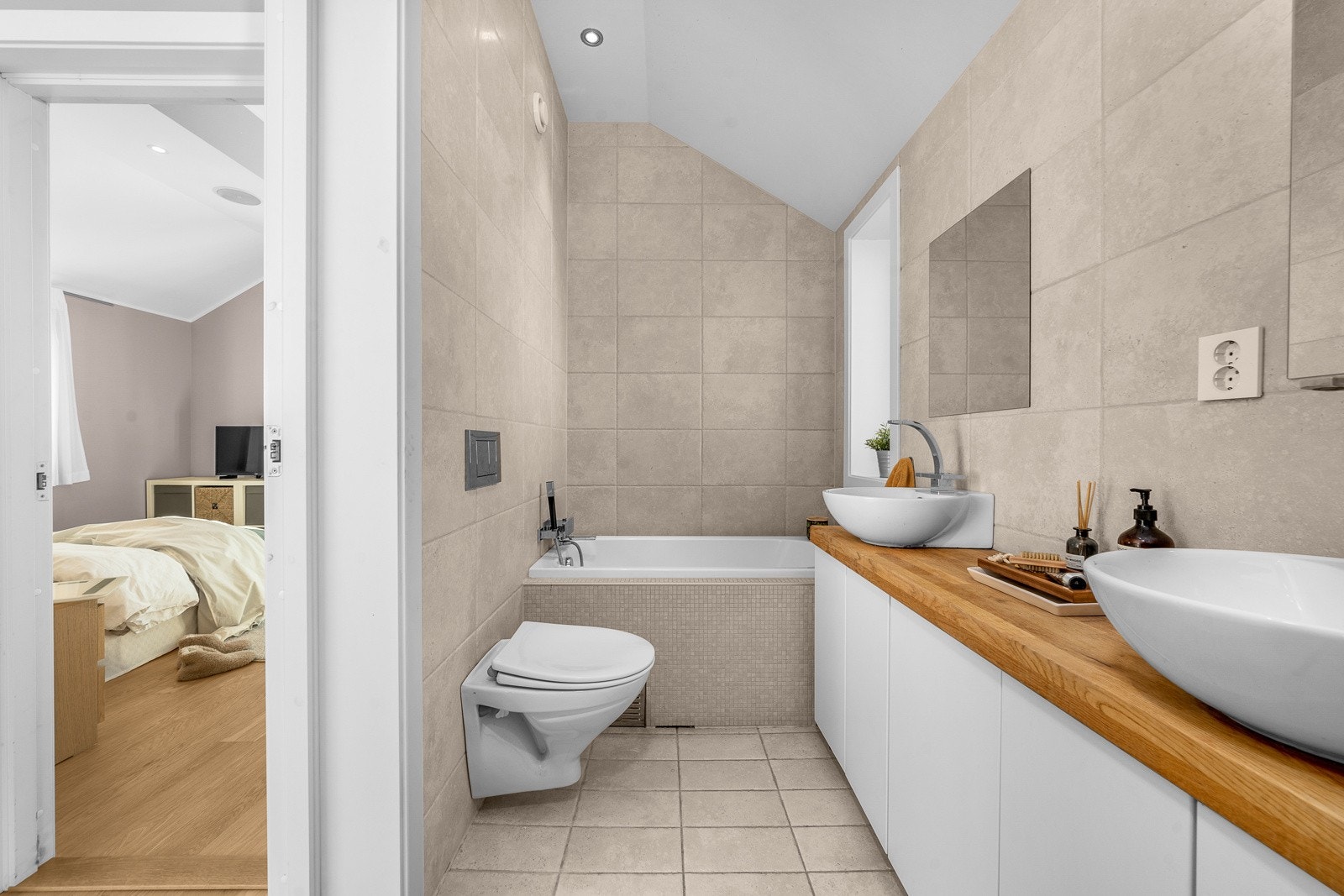 Lekkert bad i loftsetasjen med moderne innredning. Galleribilde