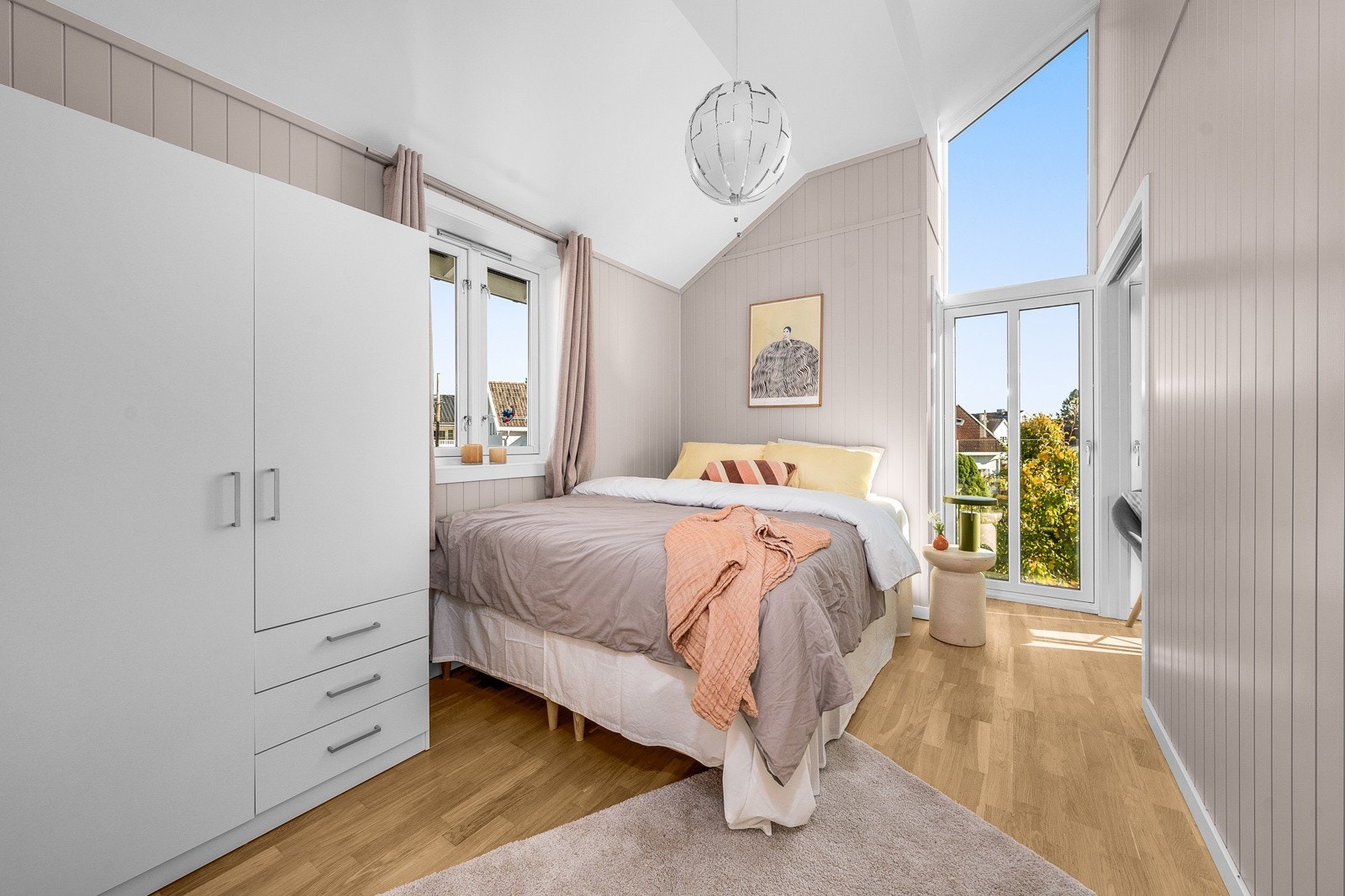 Lyst og innbydende soverom med plass til seng, skrivebord og oppbevaring. Galleribilde