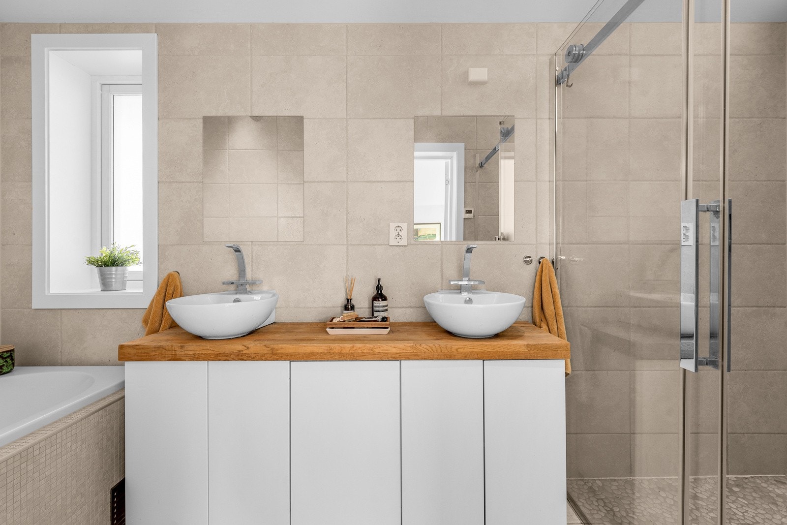 Badet har elegant dobbeltservant som gir både praktisk plass og et stilrent uttrykk. Galleribilde