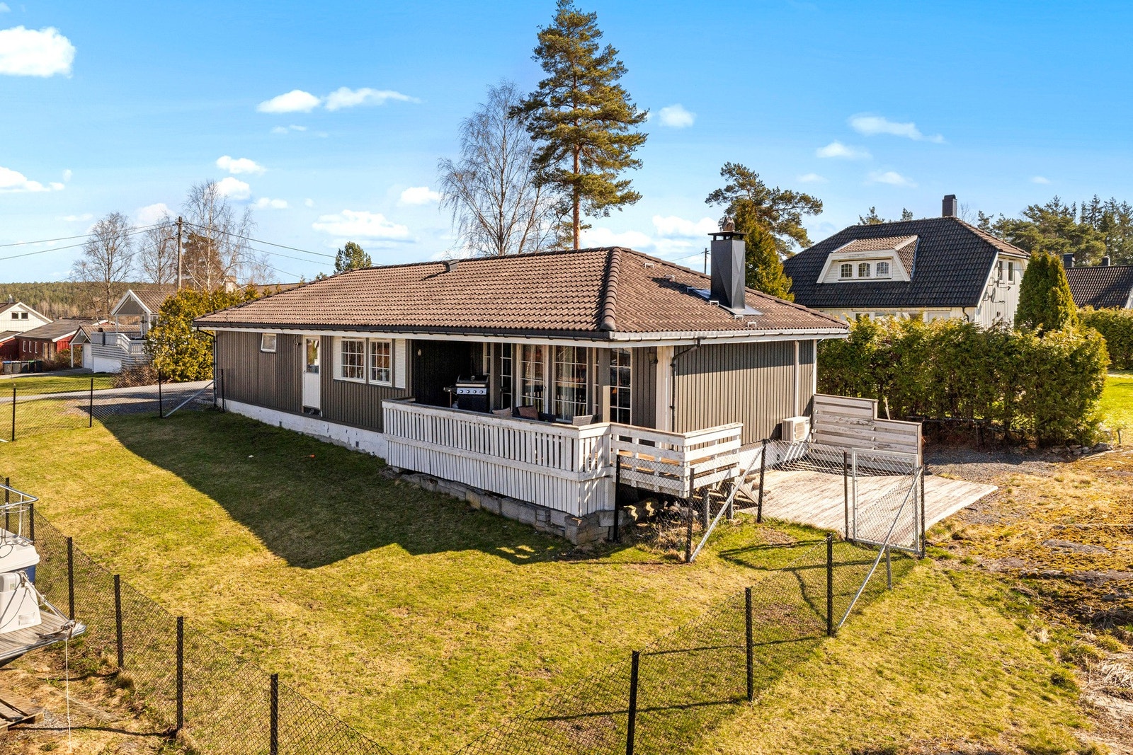 Usjenert tomt med store uteplasser og en fin hage. Galleribilde