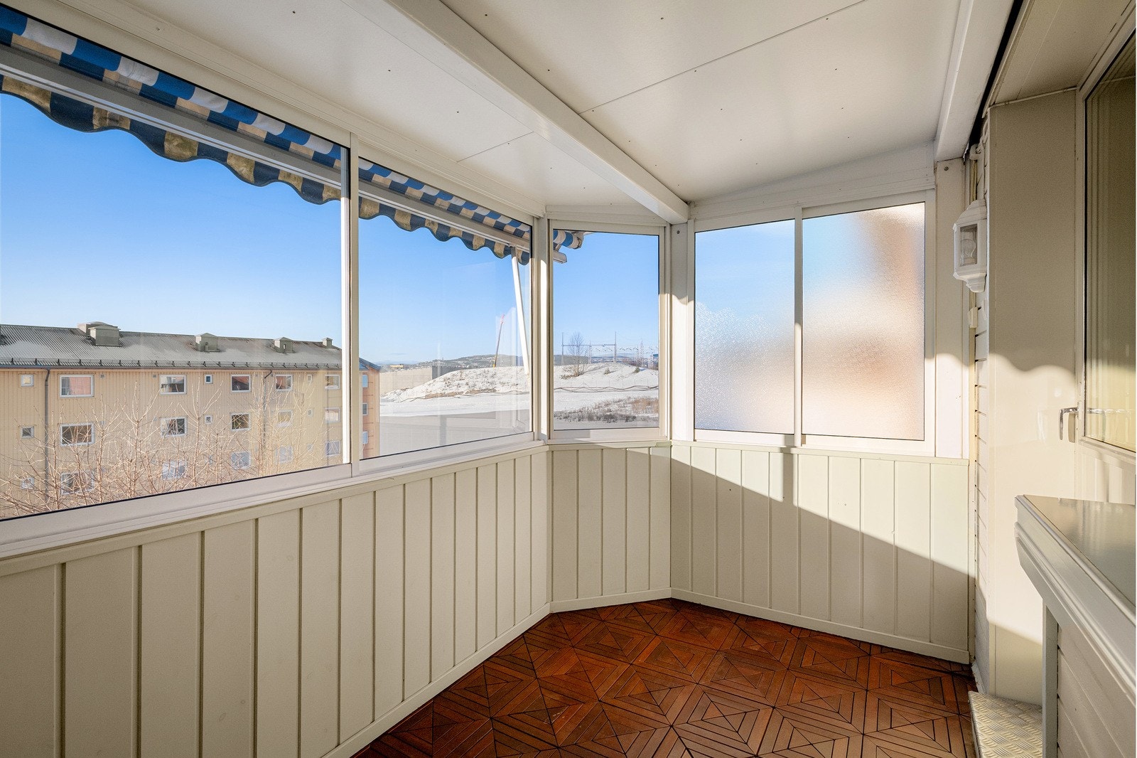 Balkongen er romslig og innglasset, og fungerer som en naturlig forlengelse av stuen. Galleribilde