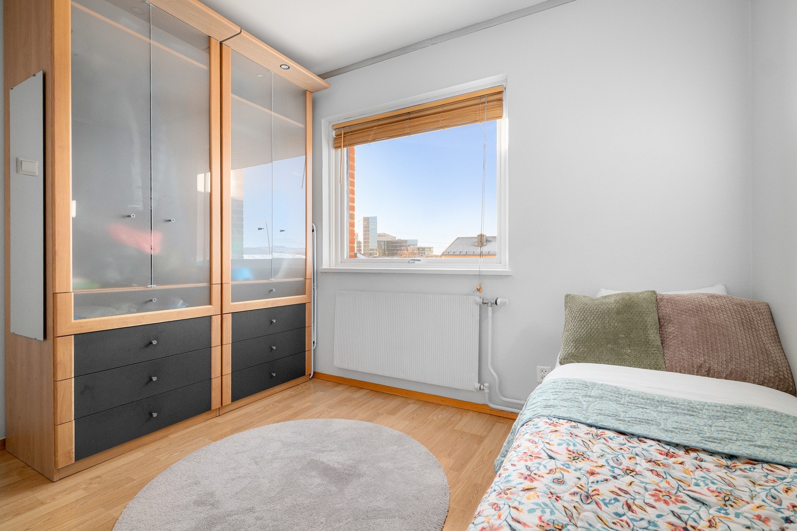 Her er det god plass til det man måtte ønske av soveromsmøblement. Galleribilde