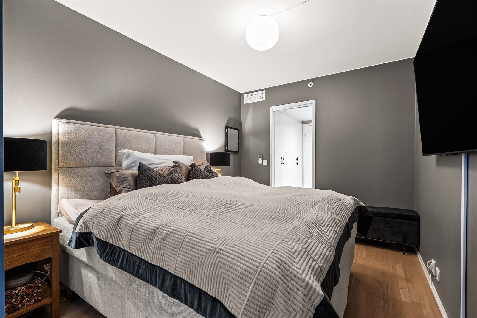 Rommet har også direkte adkomst til en praktisk walk-in-closet med innebygget garderobeløsning. Galleribilde