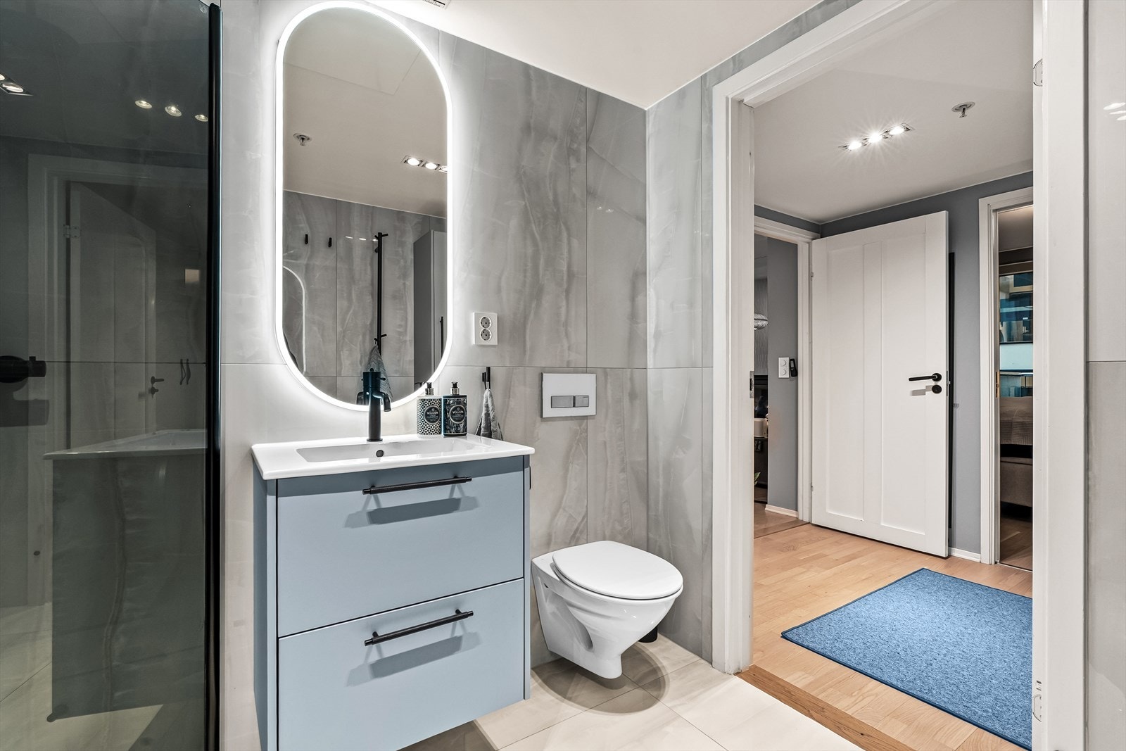 Videre har badet vegghengt toalett fra 2010 samt dusj med dusjvegger i herdet glass og nytt dusjbatteri fra 2025. Det er også opplegg for vaskemaskin. Galleribilde