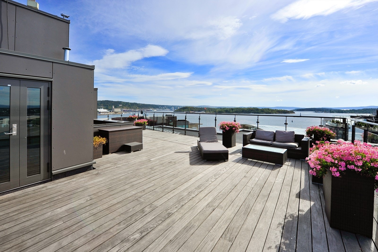 Felles takterrasse med fantastisk utsikt og sol fra morgen til kveld om sommeren Galleribilde
