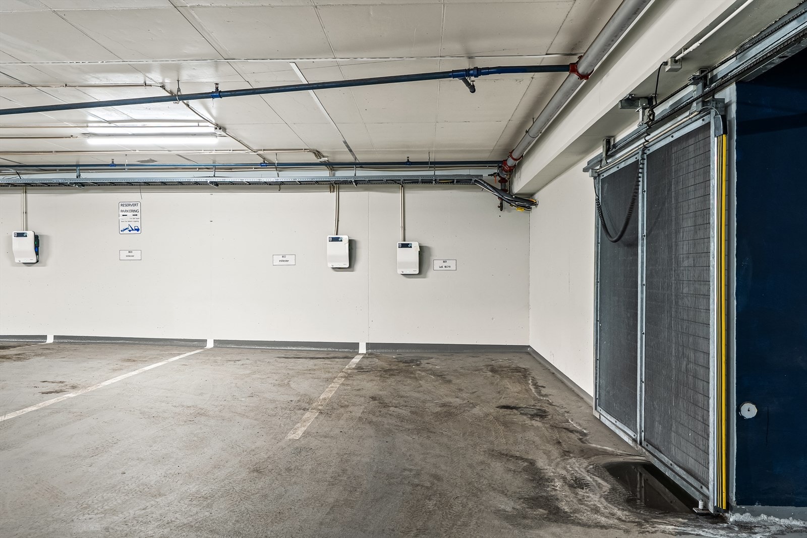 Parkeringsplass nr 801 med elbillader i eget sameie: Sameiet Tjuvholmen 510-1.
Med automatisk skiltgjenkjenning - går tørrskodd til leiligheten. Kan kjøpes med. Galleribilde