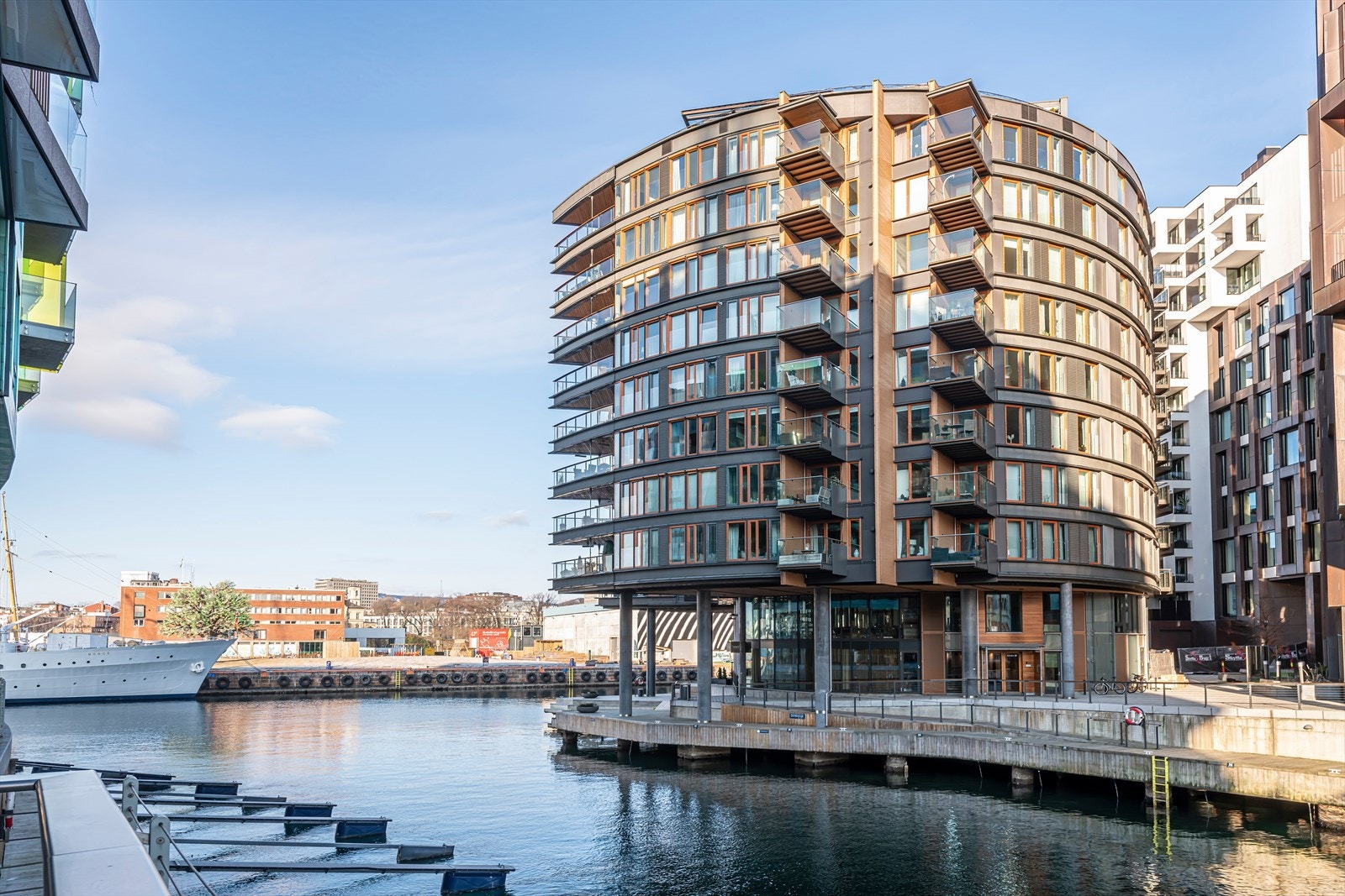 Bygget regnes som et av de best beliggende på Tjuvholmen og er tegnet av arkitekt Niels Torp. Galleribilde