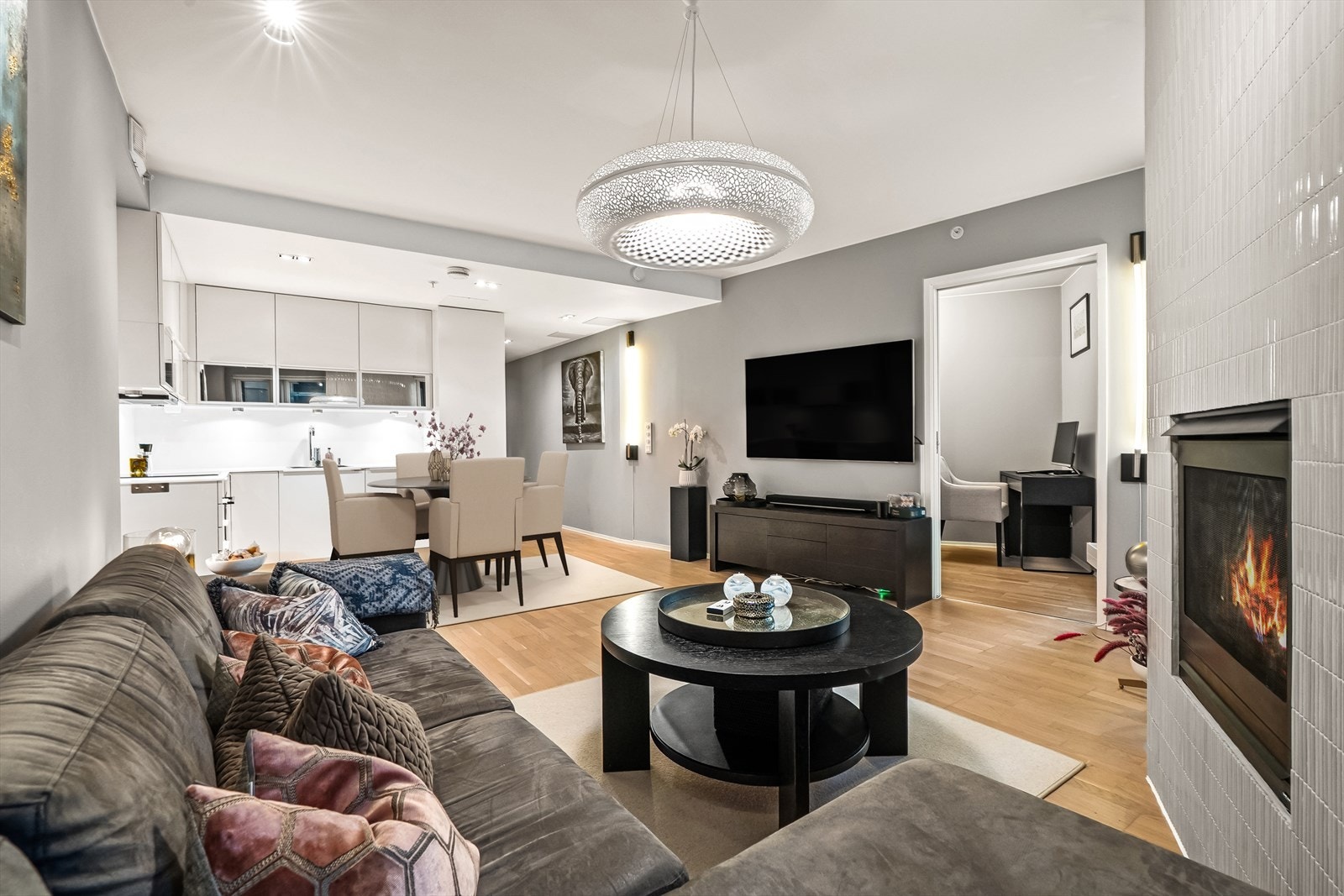 I 2026 ble det lagt nye, delikate fliser rundt peisen som fremhever uttrykket på en elegant måte. Galleribilde