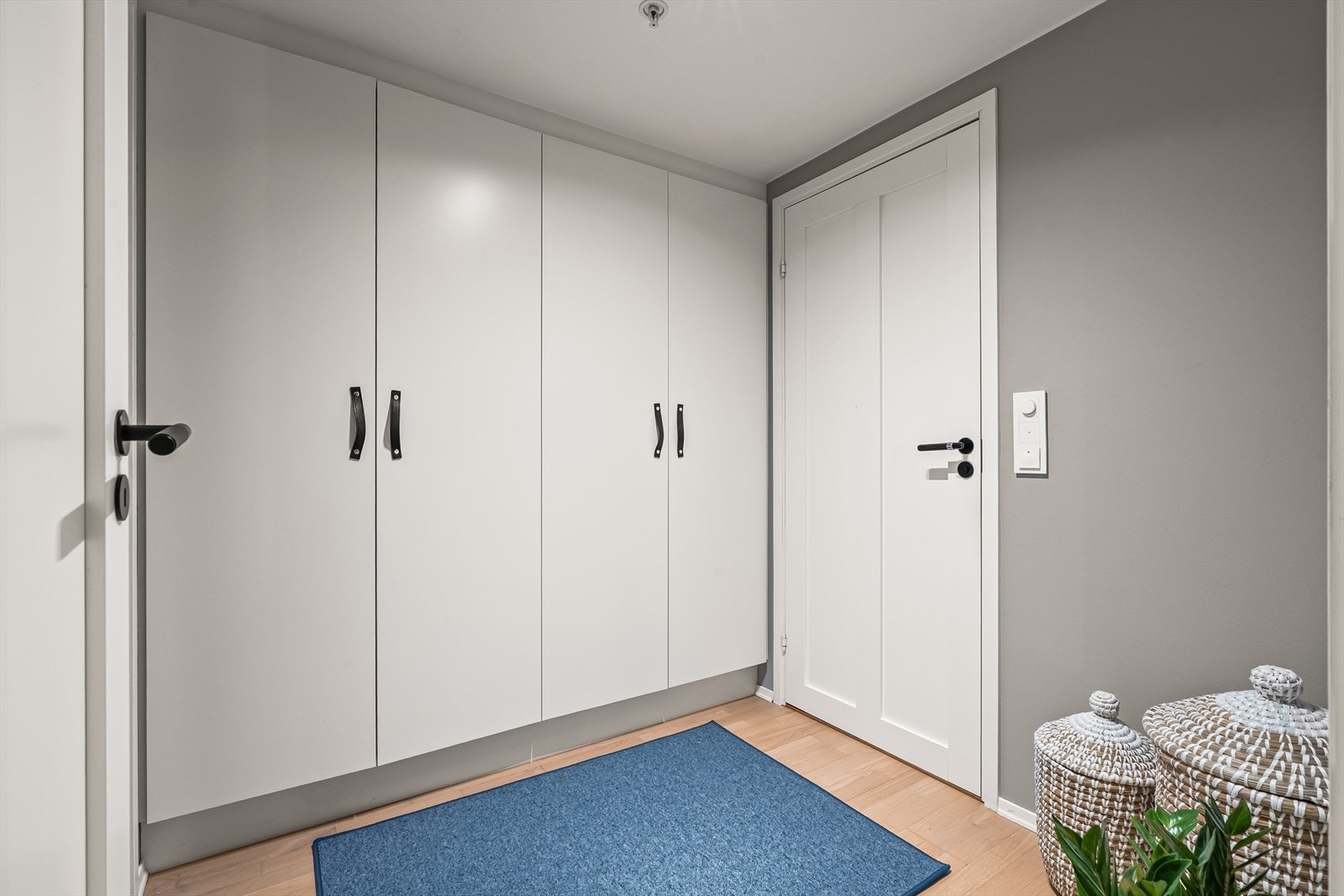 Romslig walk-in closet med rikelig plass til garderobeløsninger og annen ønsket innredning. Galleribilde