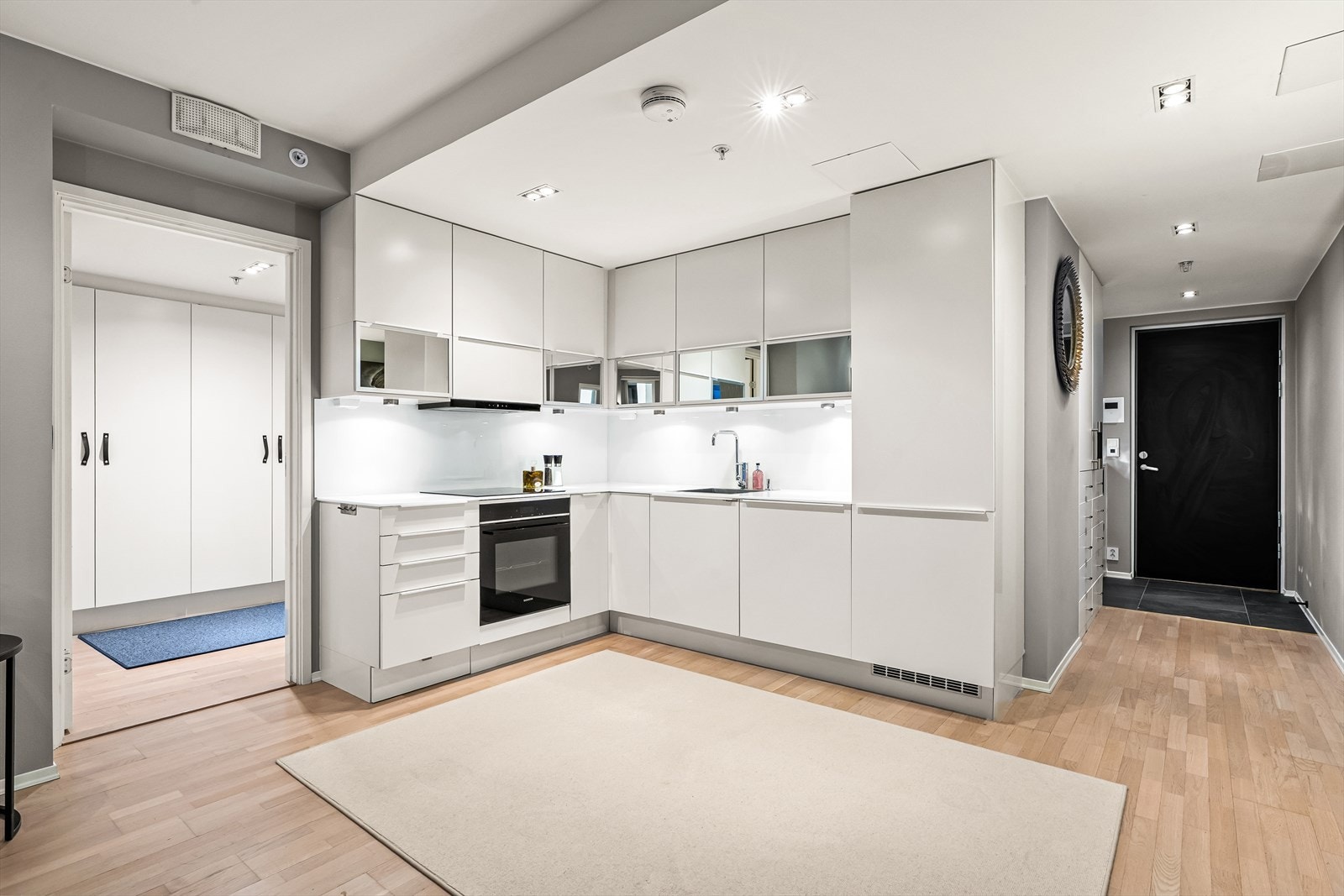 Kjøkkenet er utstyrt med integrert kjøl/frys, oppvaskmaskin, stekeovn og induksjonstopp, samt ventilator med mekanisk avtrekk. Galleribilde
