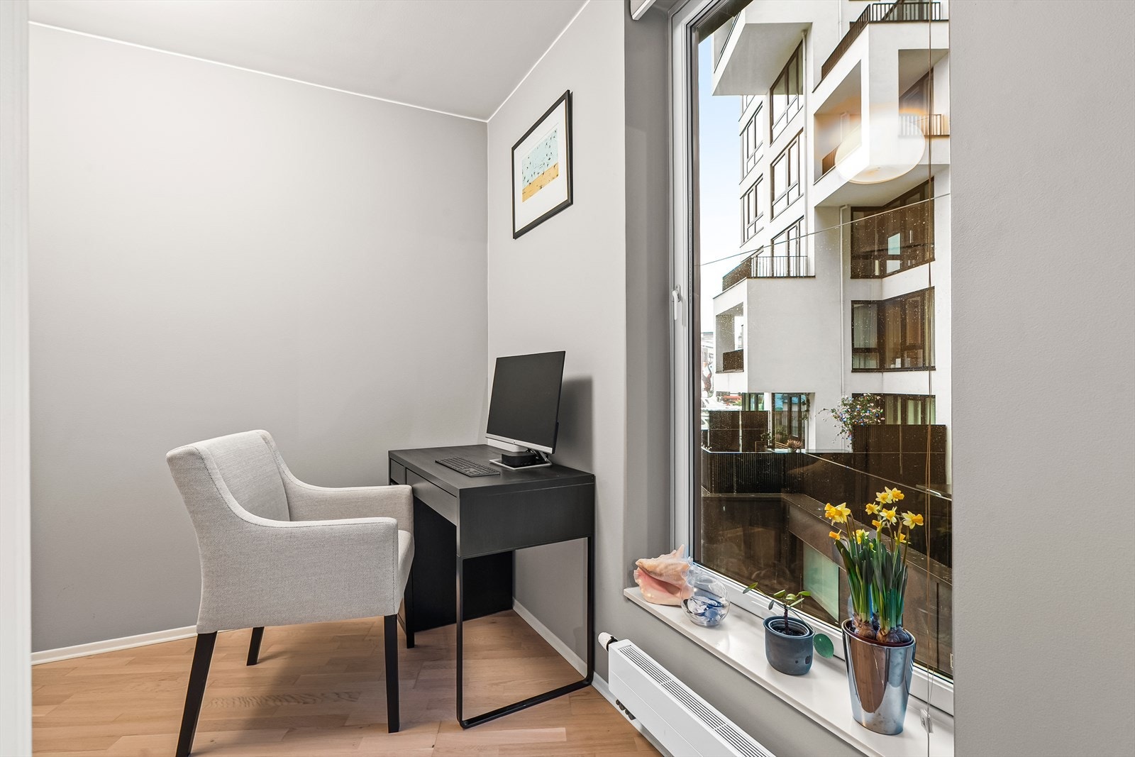 Store og dype vinduskarmer slipper inn rikelig med naturlig lys i rommet. Galleribilde