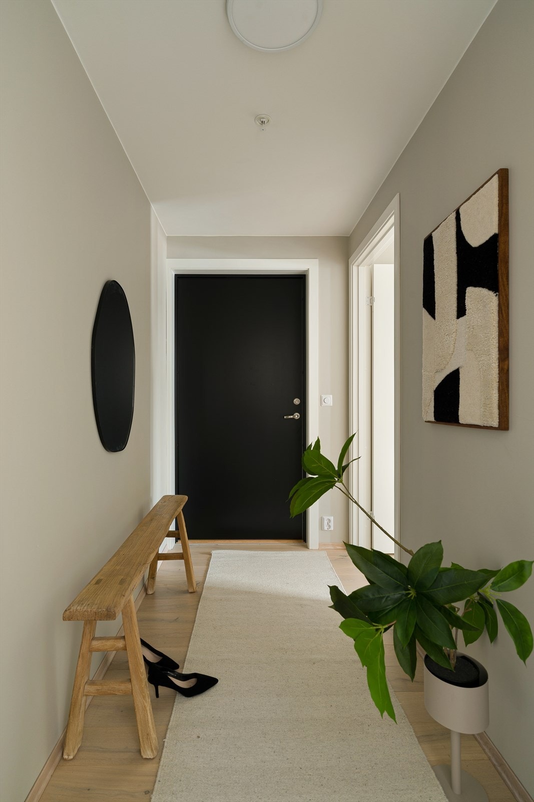 Innbydende entré med stilrene flater og god plass til oppbevaring. Galleribilde