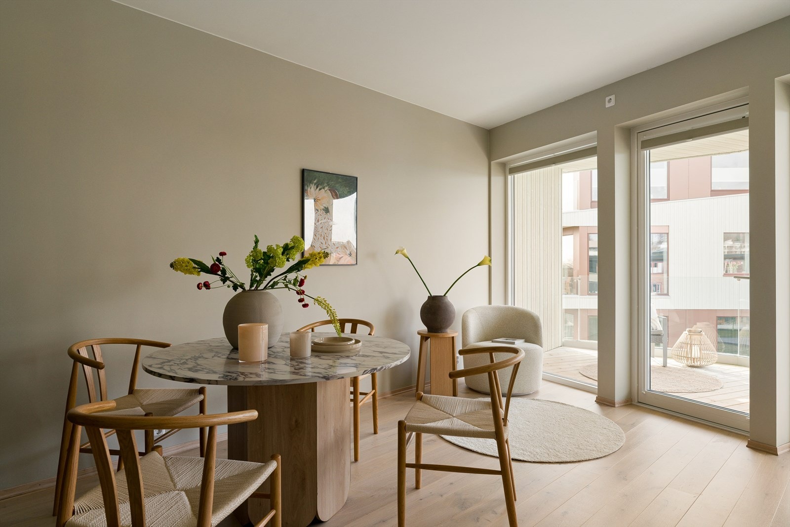 Lys og tiltalende spiseplass med store vindusflater som slipper inn rikelig med dagslys. Galleribilde