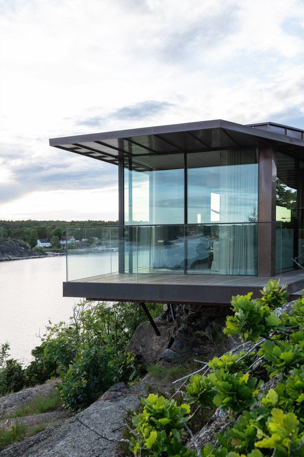 Rekkverket i glass sikrer en uforstyrret utsikt fra både terrassen og stuen. Galleribilde