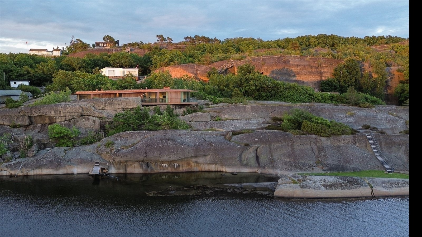 Området byr på flotte turmuligheter og umiddelbar nærhet til sjøen. Galleribilde