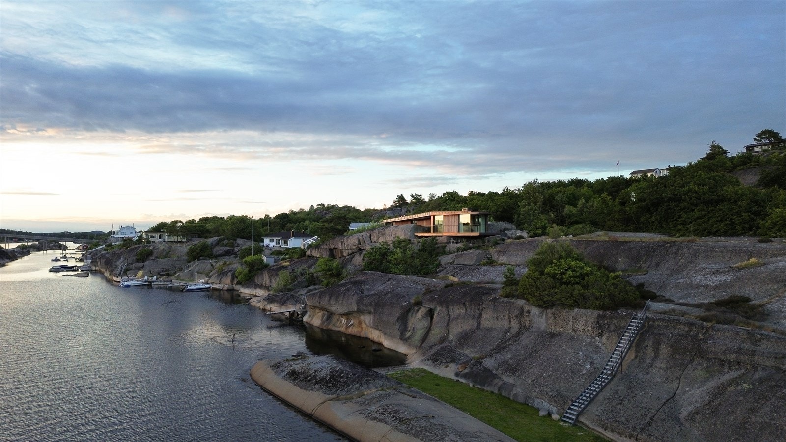 Med Tjøme Golfklubb kun 4 minutter unna, og flere badeplasser i nærheten, er det rike muligheter for rekreasjon. Galleribilde