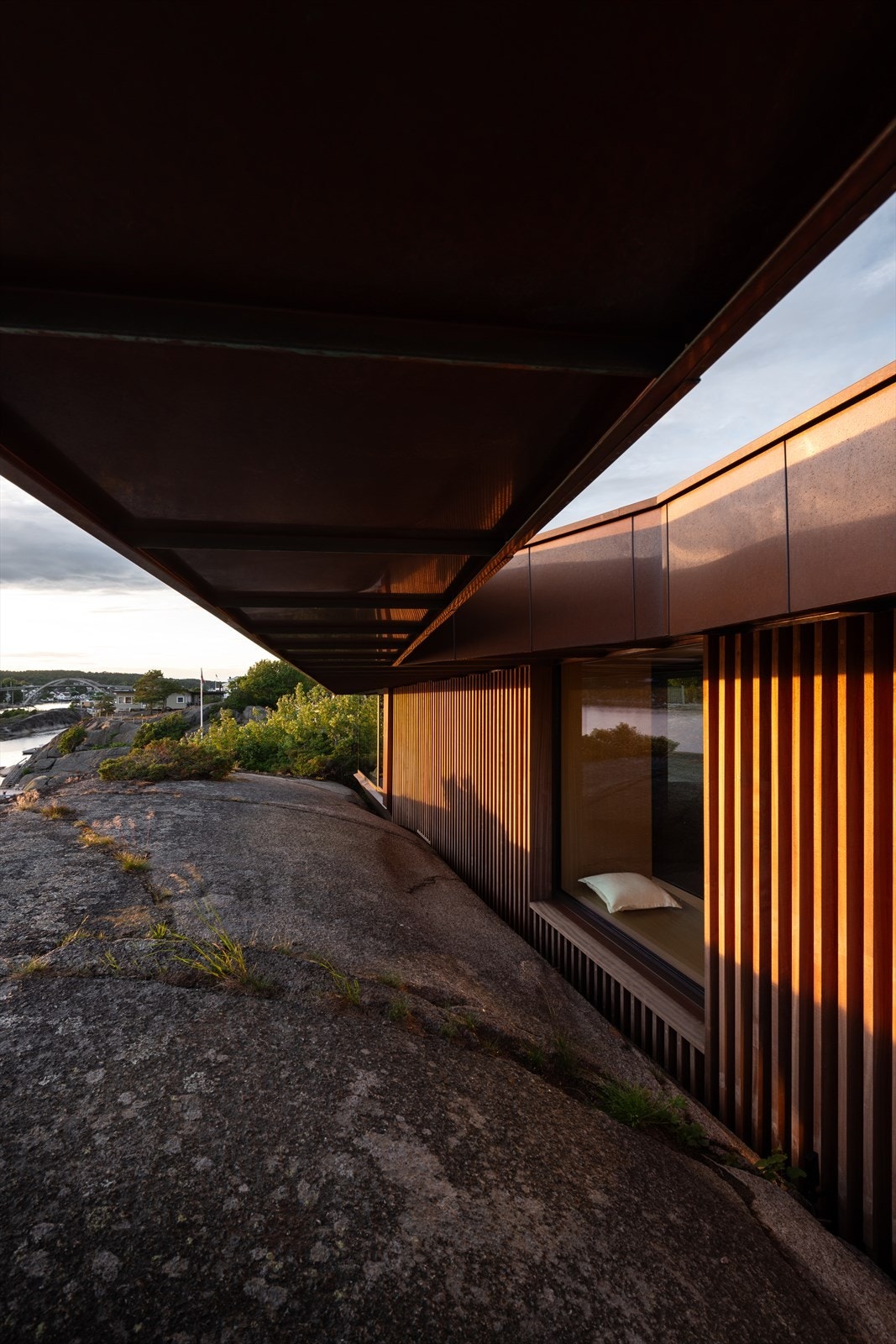 Den tilnærmet flate takkonstruksjonen er tekket med en slitesterk PVC-duk. Galleribilde