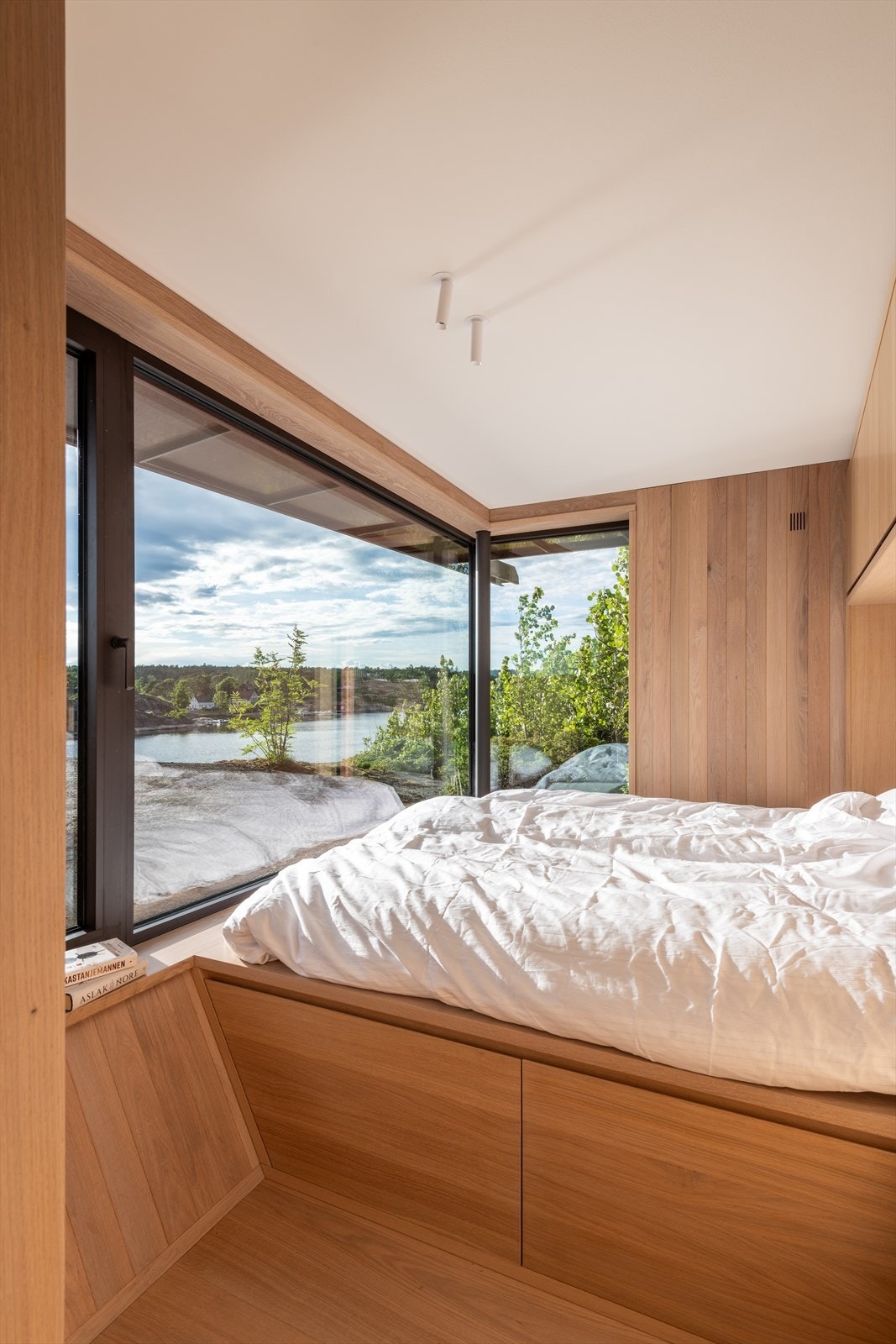 Hytta har to soverom, begge med eikeparkett, eikepanel og store vinduer som inviterer naturen inn. Galleribilde