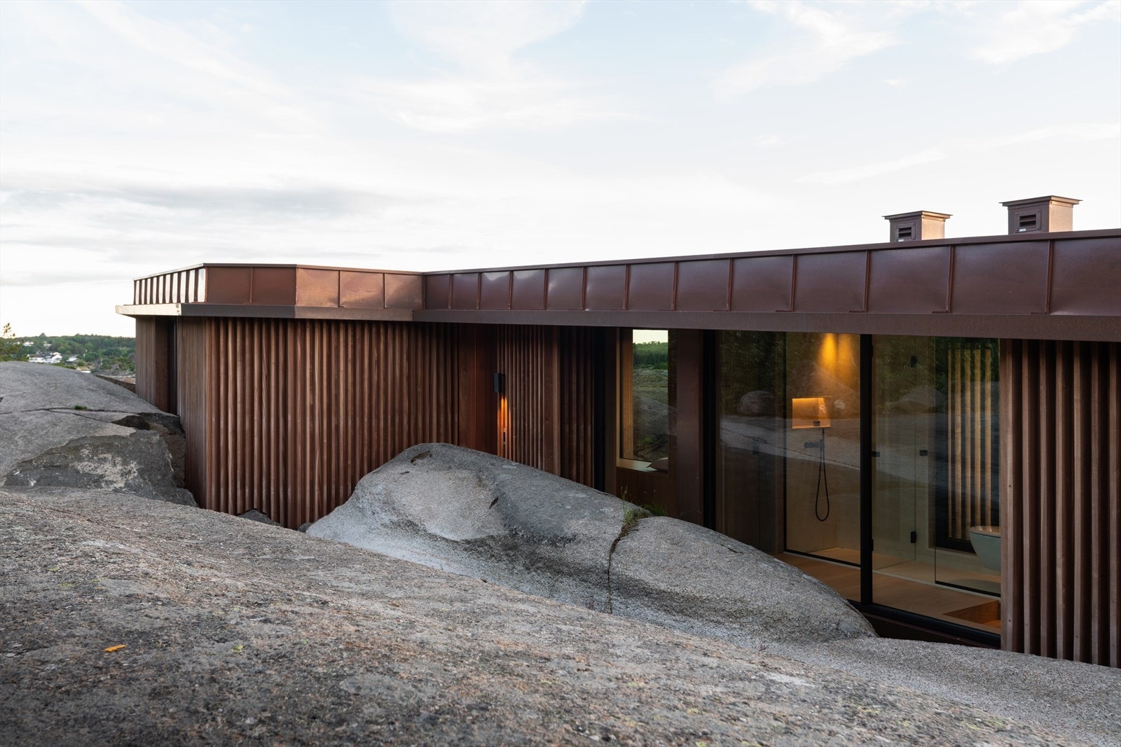 Bygningskroppen er formet for å følge og integreres med de naturlige svabergene. Galleribilde