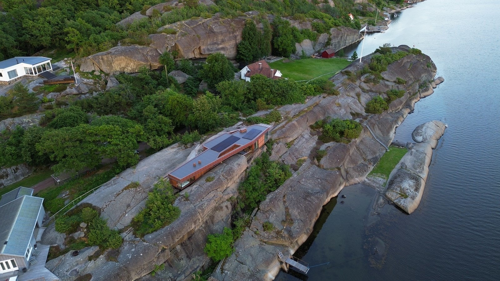 Fritidsboligen er plassert for å maksimere utsikt, samtidig som den glir naturlig inn i landskapet. Galleribilde