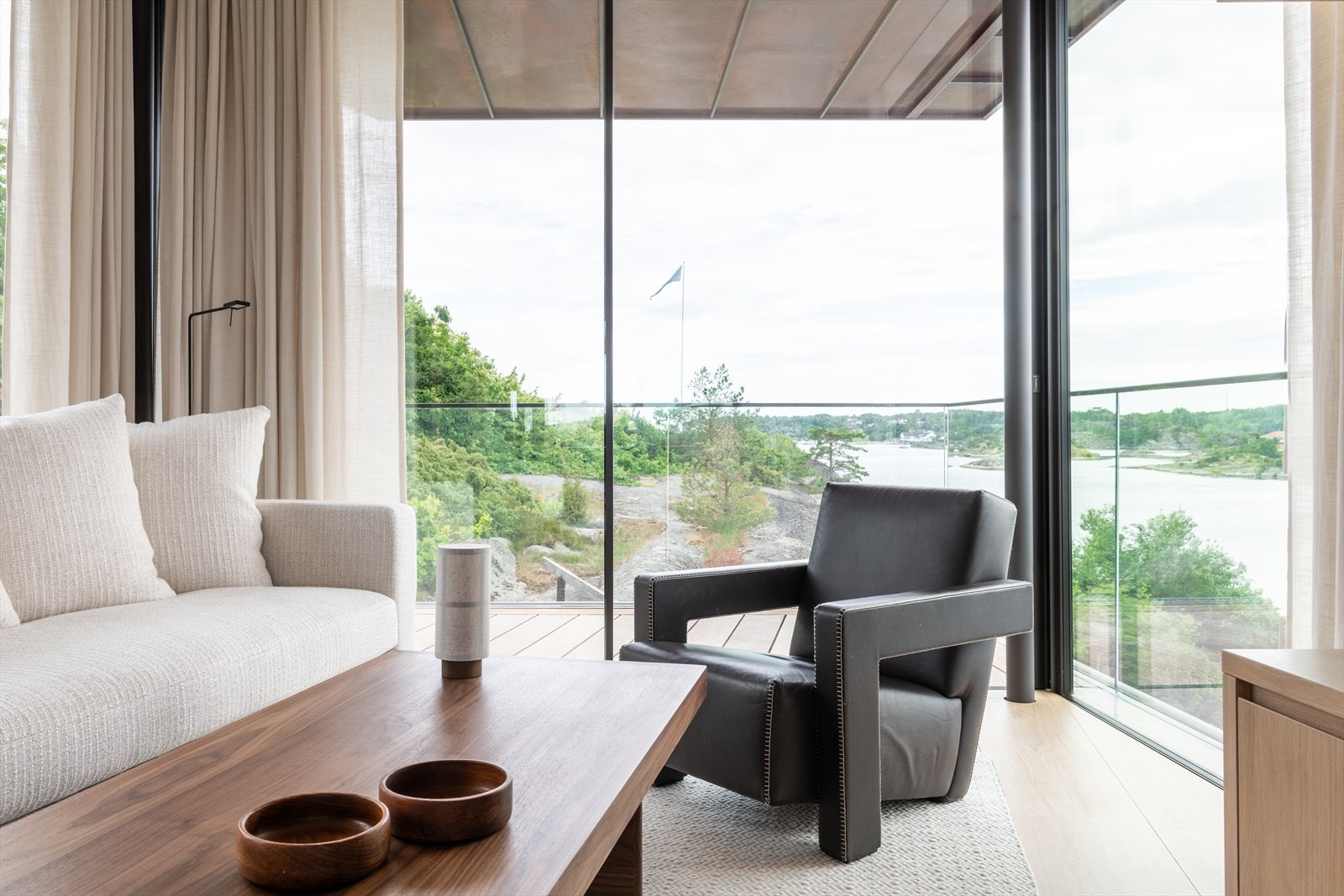 Fra stuen er det direkte utgang til en treterrasse på 18 m² med rekkverk i glass. Galleribilde