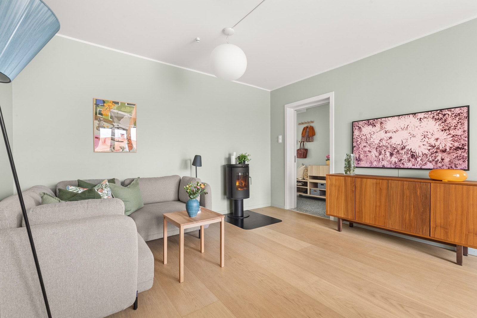 Det er god plass til sofa, salongbord og TV-seksjon. Galleribilde
