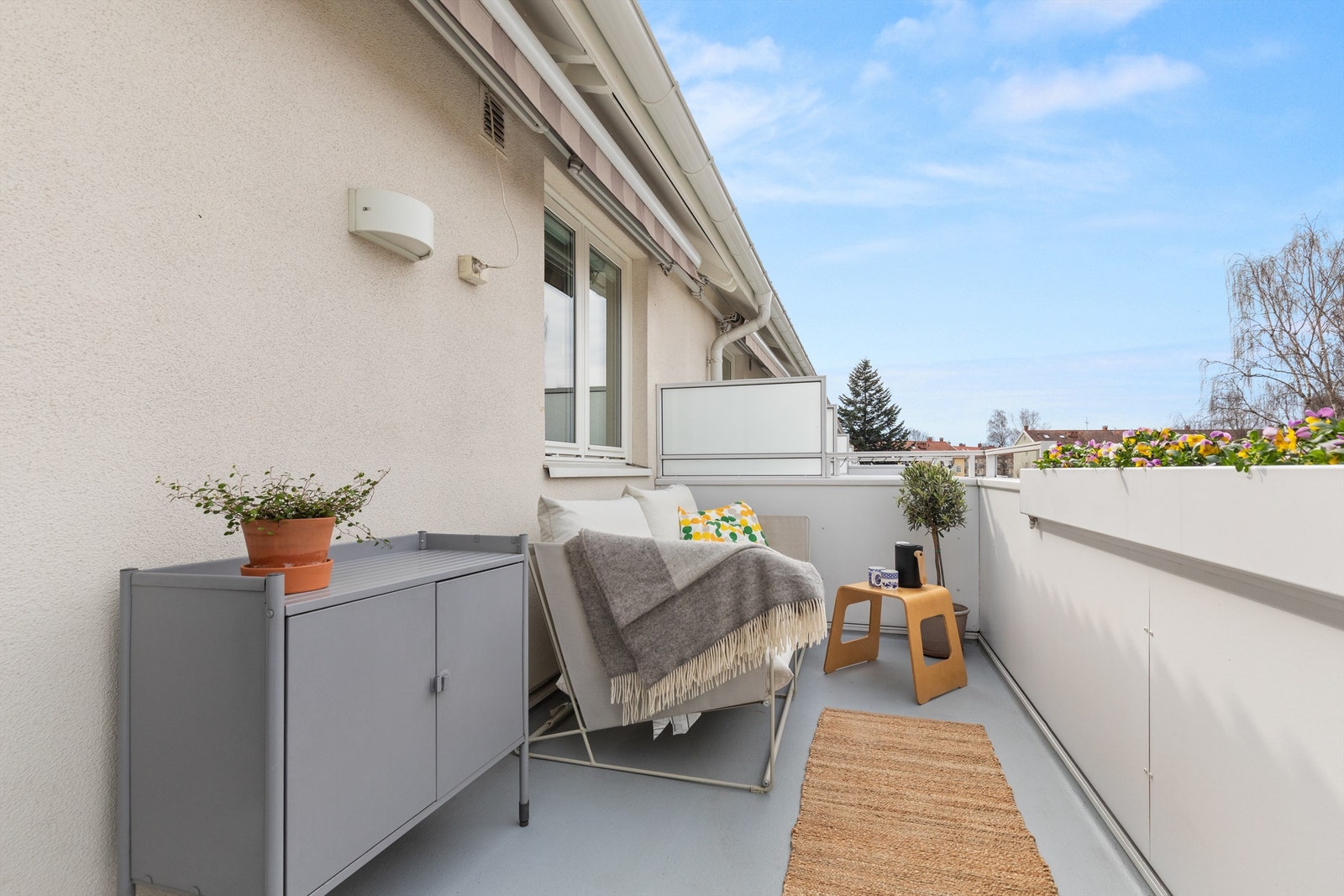 Balkongen er av god størrelse med plass til å møblere med ønsket møblement og grill (Kun tillatt med el-grill). Det er installert solskjerming i form av markise på balkong. Galleribilde