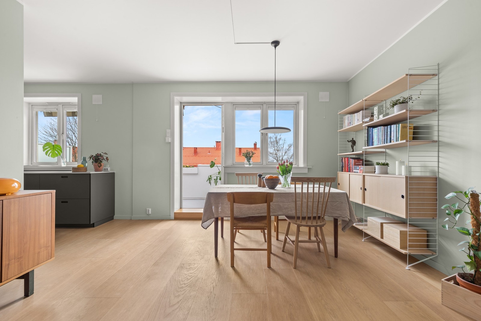 Det er rikelig med lysinnslipp gjennom store vindusflater. Samtlige vinduer i boligen er utstyrt med plissègardiner. Galleribilde