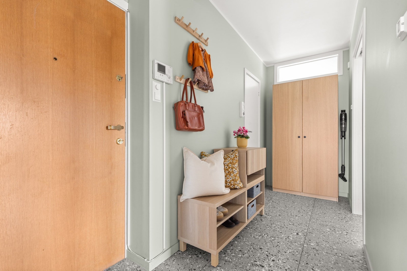 Velkommen inn! Entréen er lys og innbydende med flislagte gulv med varme. Galleribilde