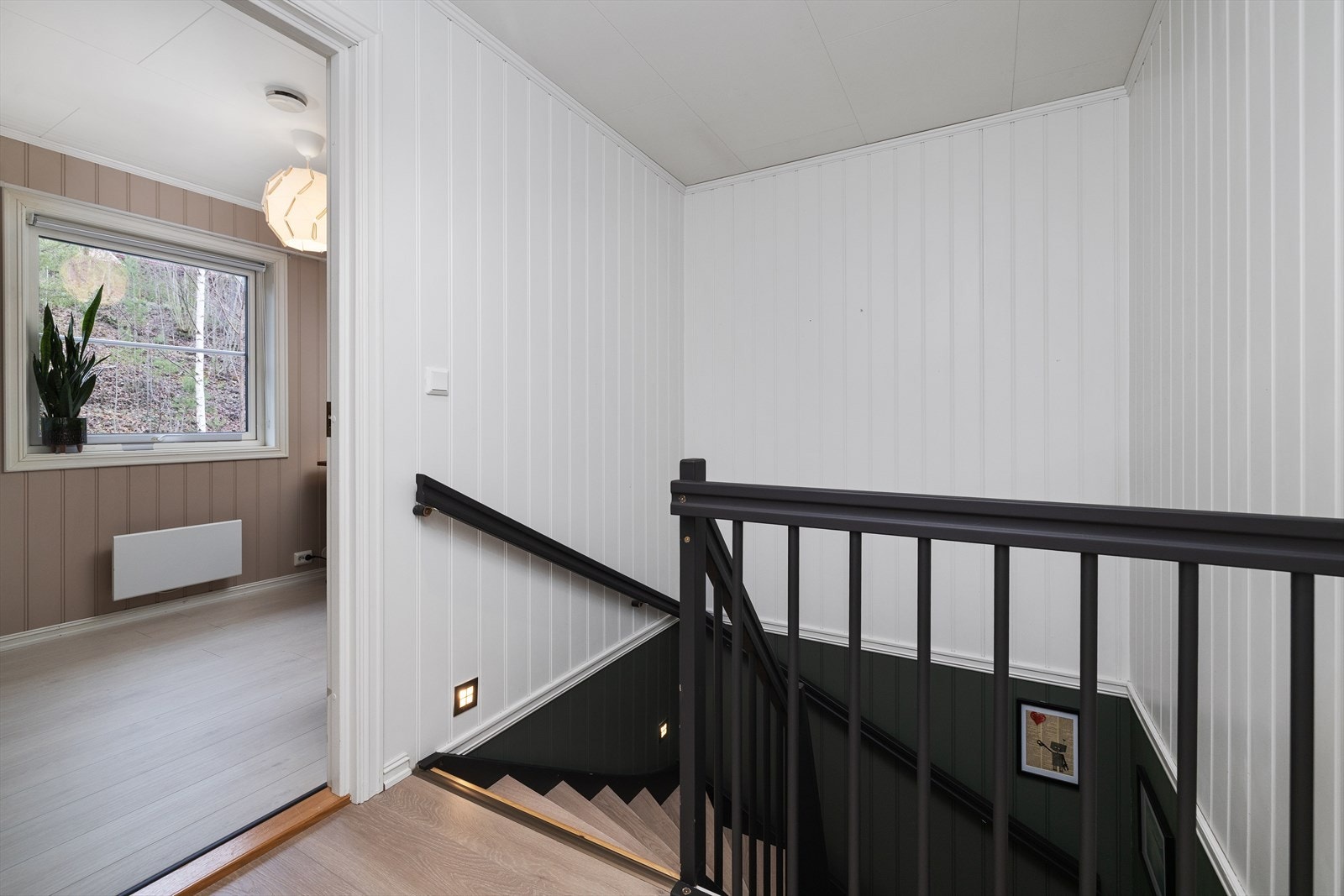 Fra trappegangen i andre etasje er det tilgang til alle rommene i etasjen. Galleribilde