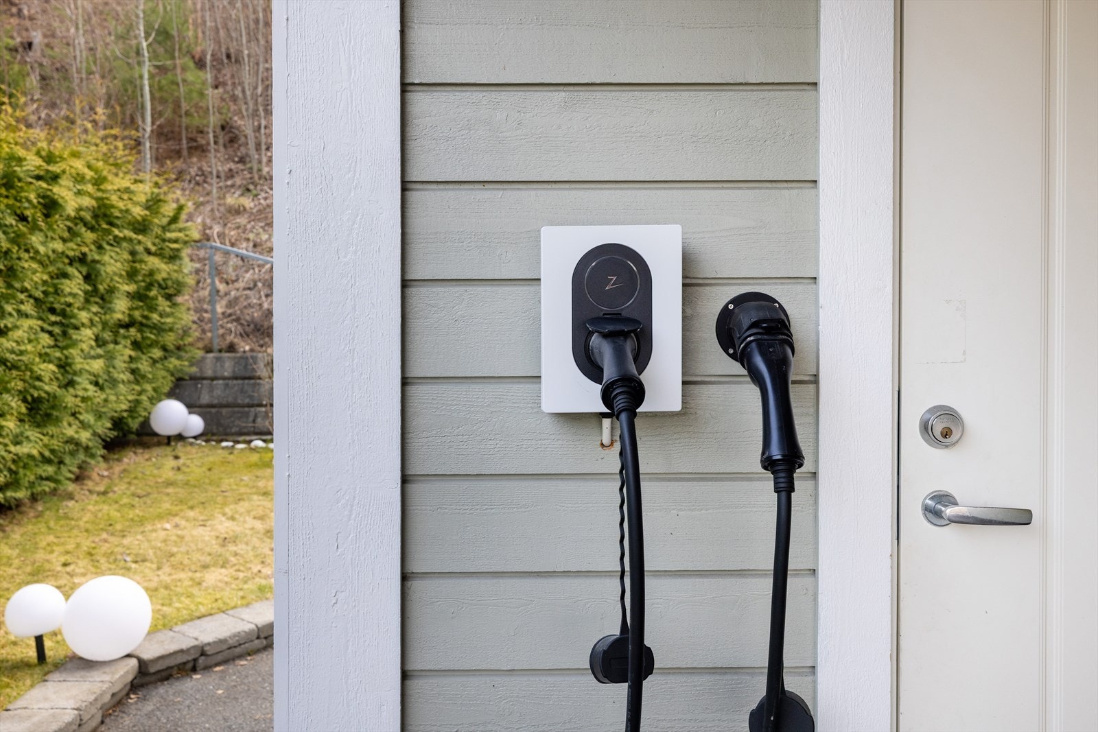 Det er installert elbillader ved carporten. Galleribilde
