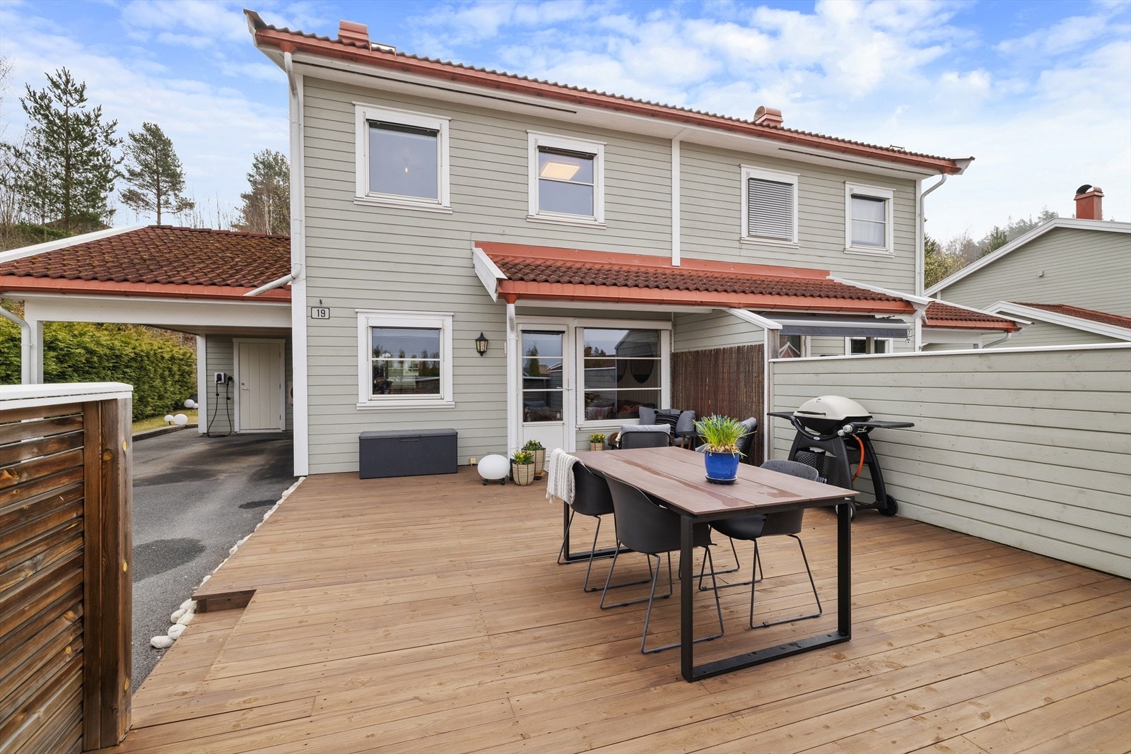Boligen har to store terrasser på til sammen 63 m². Hovedterrassen er vestvendt, måler 42 m² og har god plass til både spise- og loungegruppe. Galleribilde