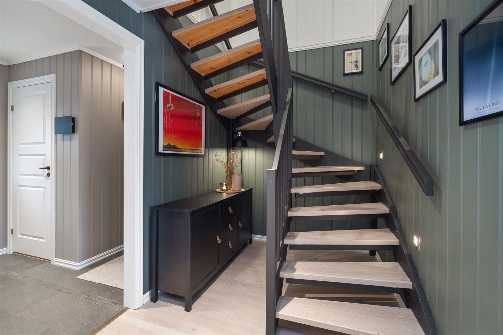 Tretrappen har folierte inntrinn og håndløper på veggen. Galleribilde