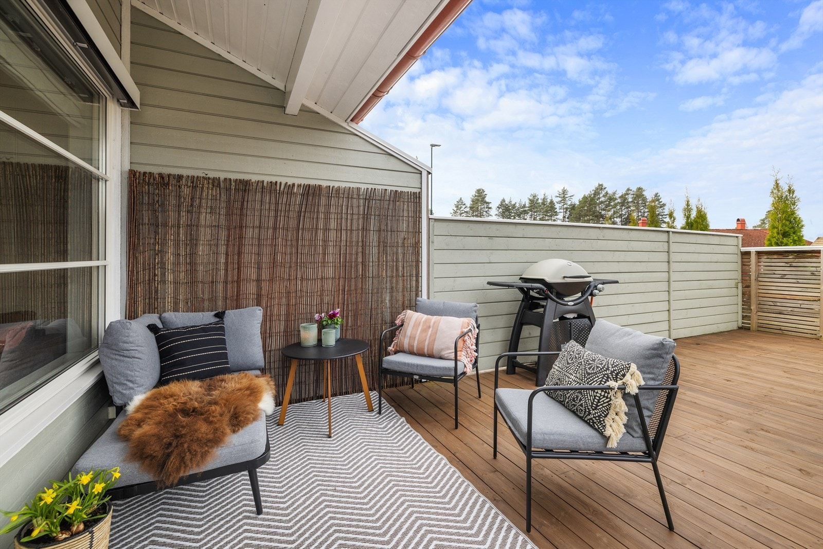 Den delvis overbygde sonen på terrassen gir ly for vær og vind. Galleribilde