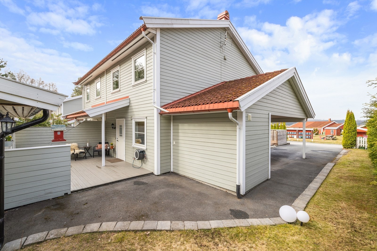 Parkering er enkelt løst med en carport på 18 m² og en stor, frittstående bod på 19 m² som gir rikelig med lagringsplass. Galleribilde