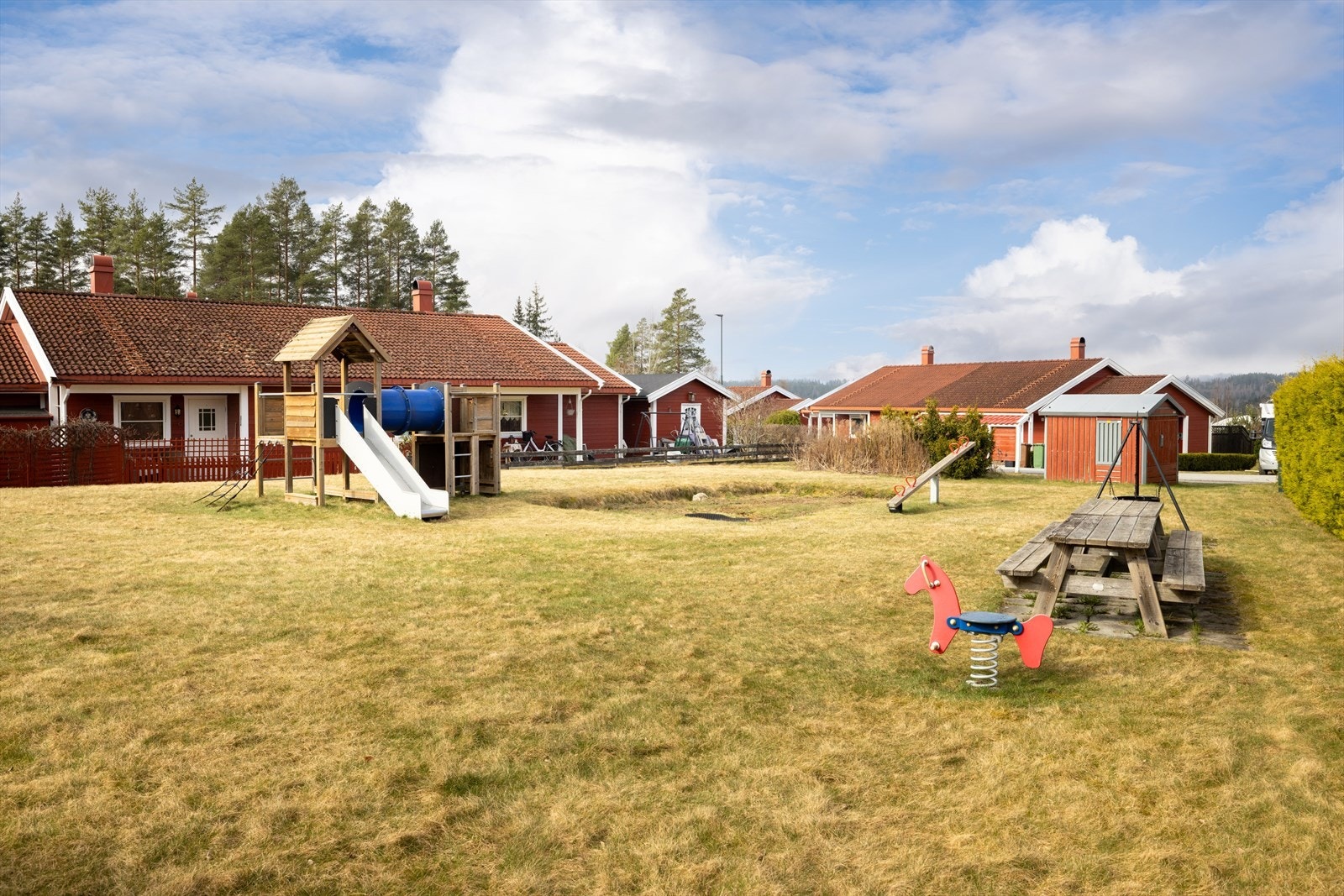 Hvervenenga er et rolig og barnevennlig område med lekeplasser og grøntarealer i umiddelbar nærhet. Galleribilde