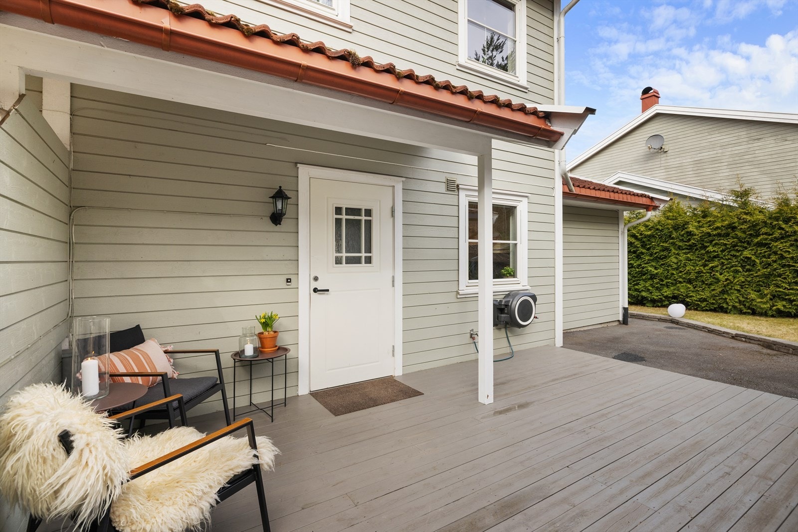 Ved inngangspartiet er det en terrasse på 21 m², som skaper en lun og innbydende velkomst. Galleribilde