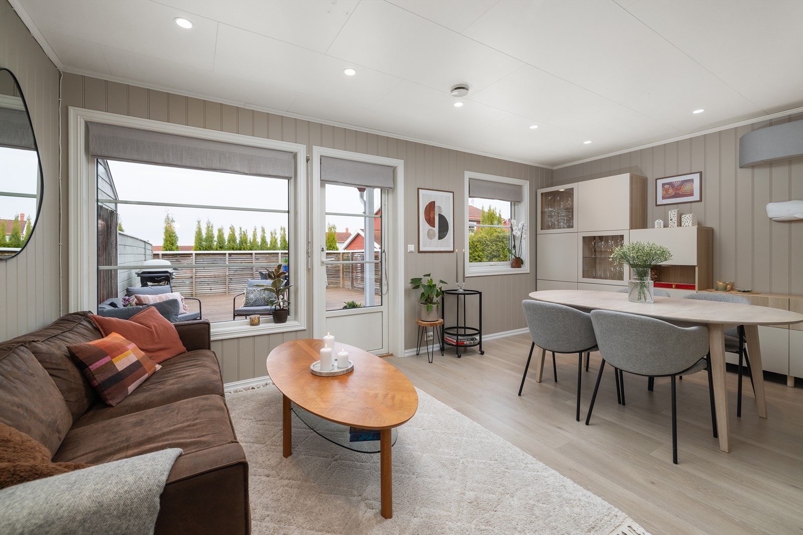 Store vindusflater og terrassedør slipper inn rikelig med dagslys. Galleribilde