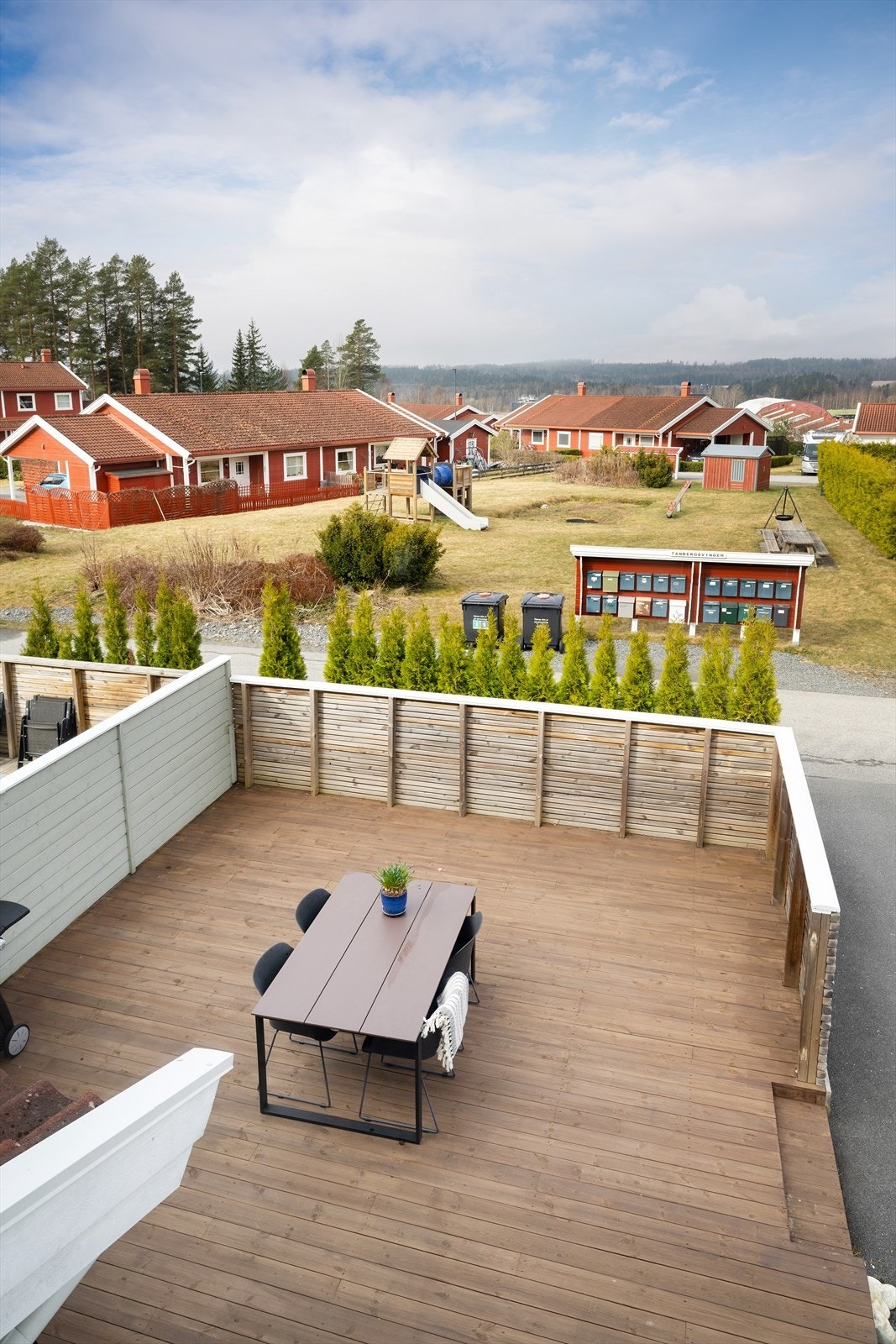 Fra eiendommen er det kort vei til Hvervenmoen barnehage, og dagligvarehandelen kan gjøres til fots hos Coop Extra. Galleribilde