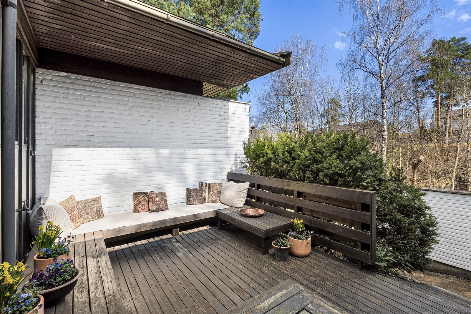 Uteplassen er innbydende og har god plass til både avslapning og sosiale stunder Galleribilde