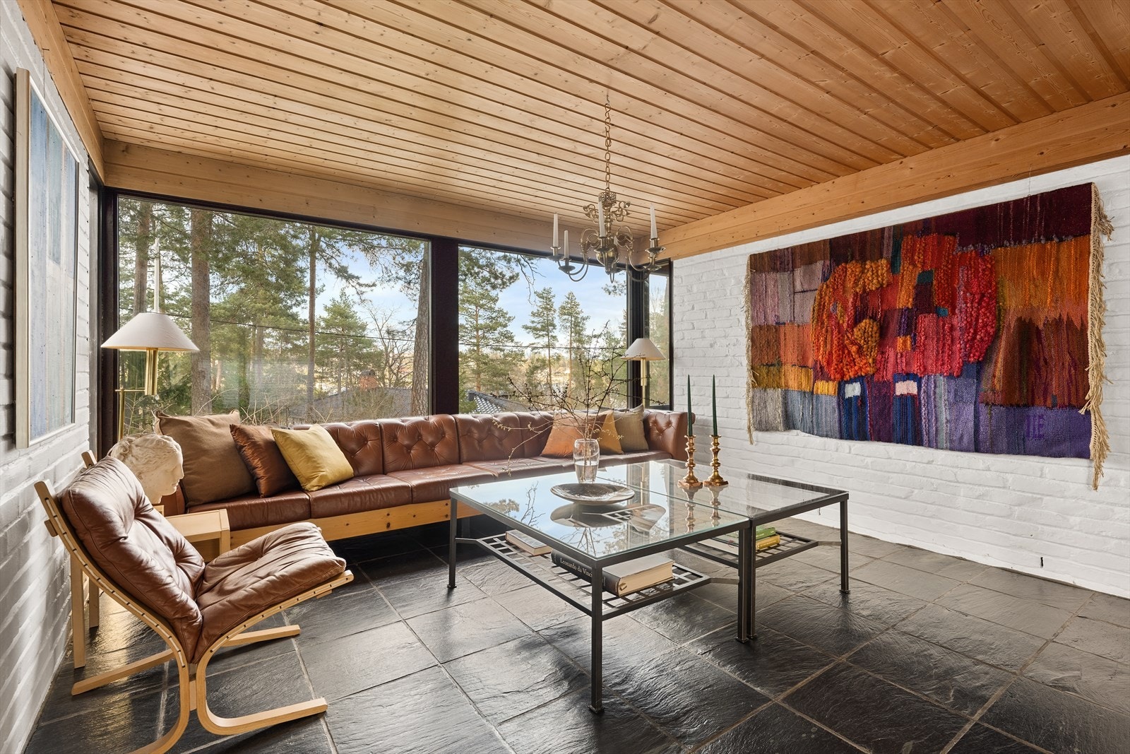 Lys og innbydende stue med store vindusflater og utgang til uteområde Galleribilde