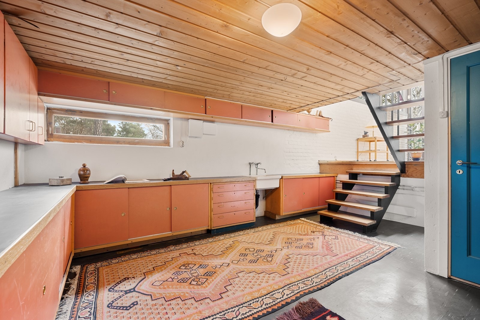 Her er det god plass og mange bruksmuligheter - trappen tar deg opp til boligens atelier Galleribilde