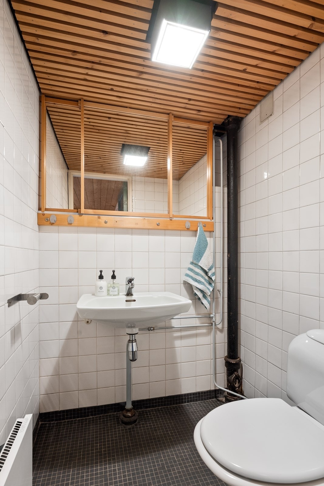 Separat toalettrom med wc, servant og speilskap Galleribilde