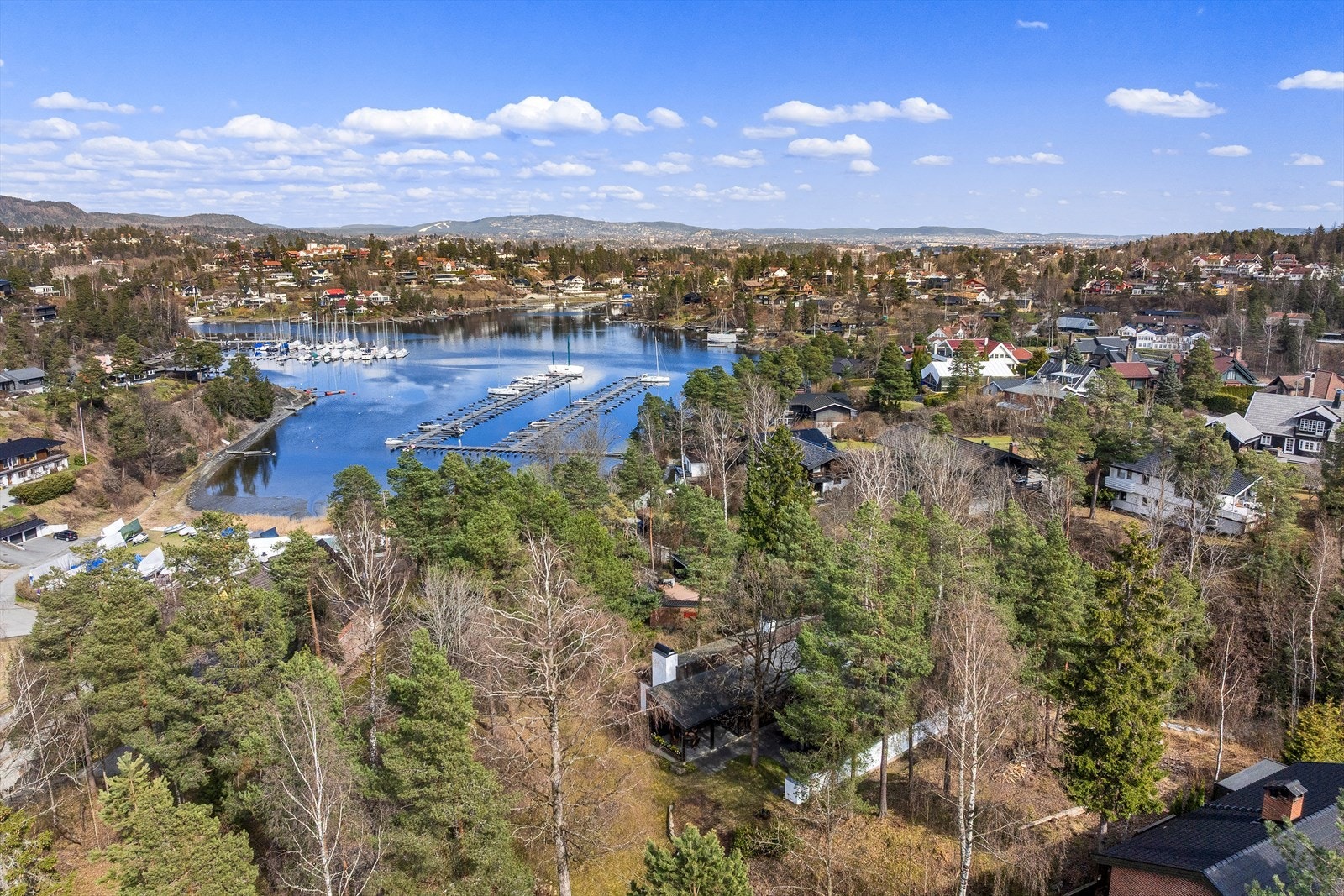 Eiendommen ligger solrikt og attraktivt til i et etablert og rolig boligområde på Nesbru i Asker kommune Galleribilde